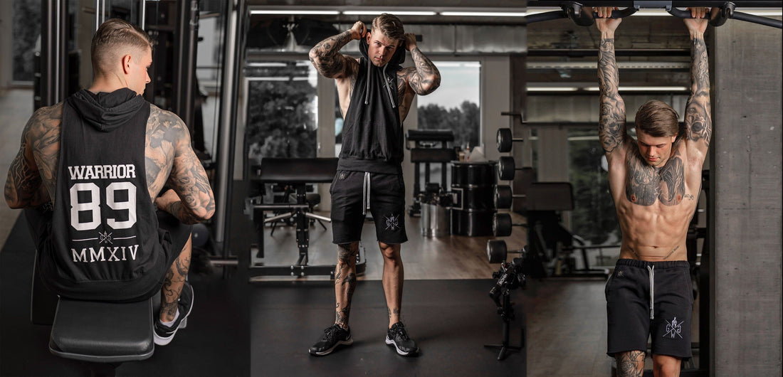 Drei Männer trainieren im Gym in schwarzer Gym Generation Gymwear – Sleeveless Hoodie und Gym Shorts mit Warrior-Logo