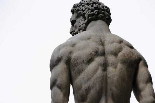 Muskelbepackte Statue als Symbol für maximalen Muskelaufbau in der Massephase – Sinnbild für Stärke, Disziplin und gezielte Körpertransformation.