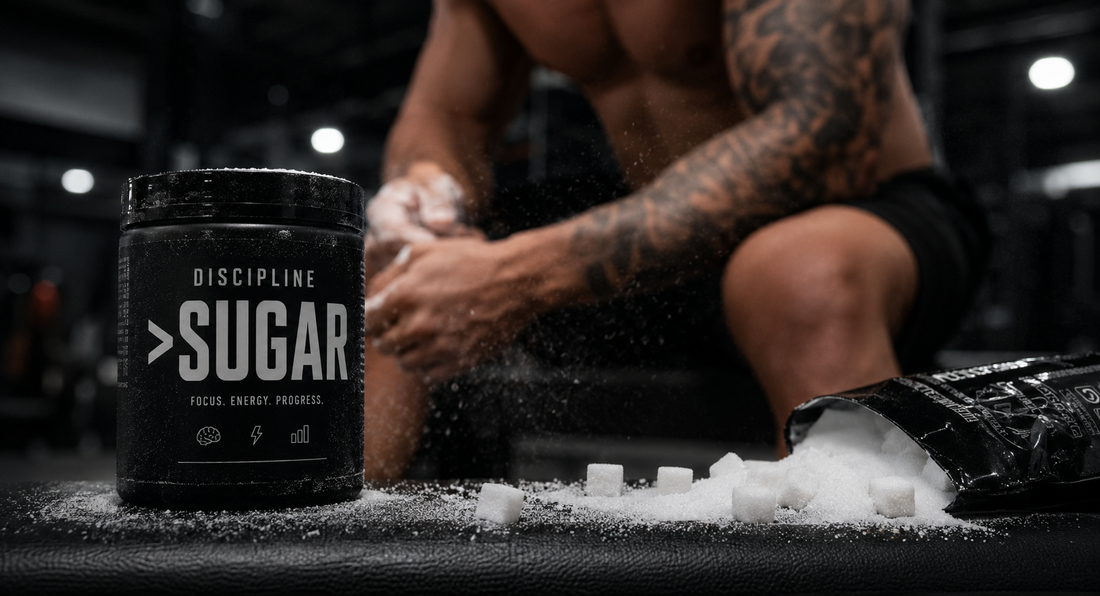 Zuckerwürfel und Sugar-Dose im Gym als Symbol für Zucker Detox, Disziplin, Fokus und bewusste Ernährung
