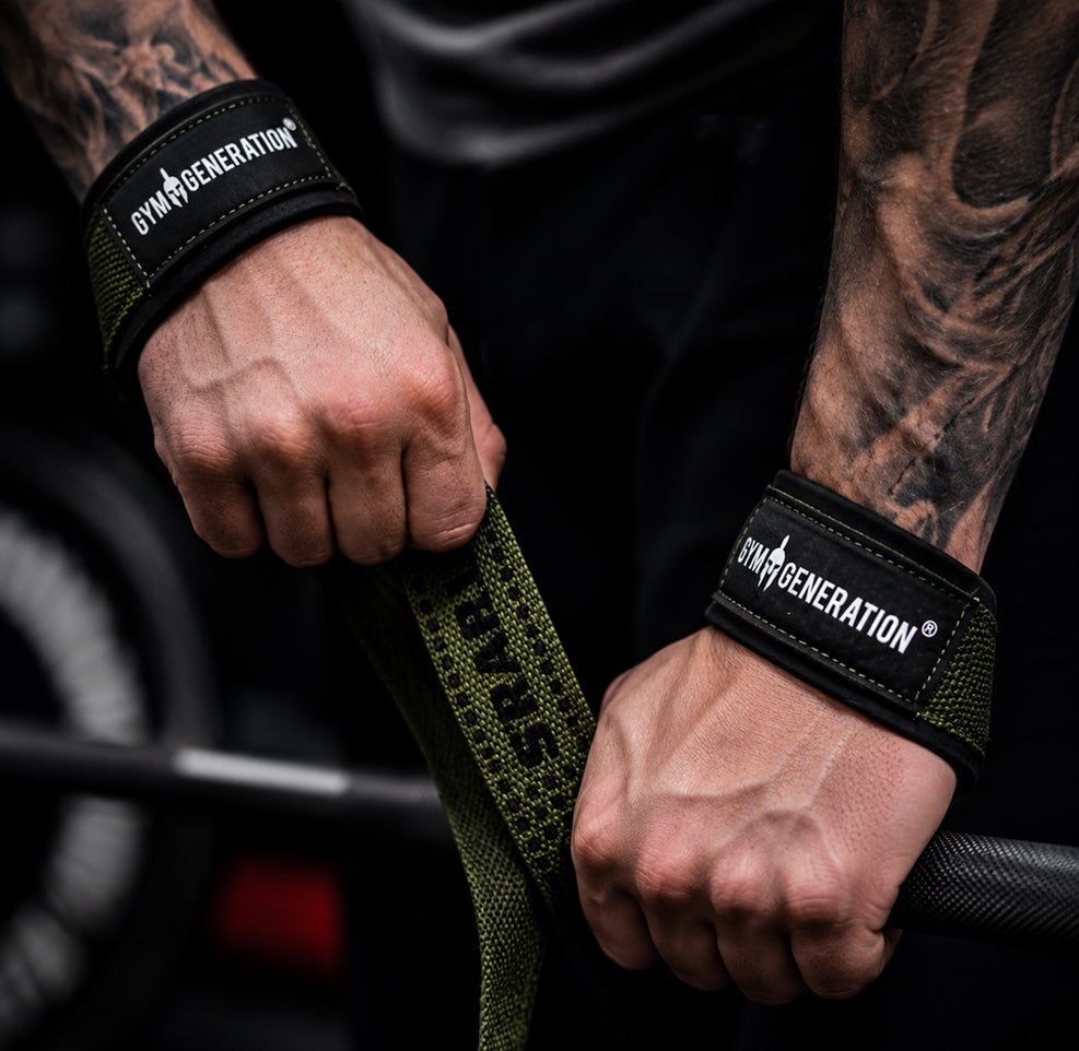 Athlet nutzt grüne Lifting Straps aus Leder als Zughilfen beim Kreuzheben an der Langhantel – Gym Generation