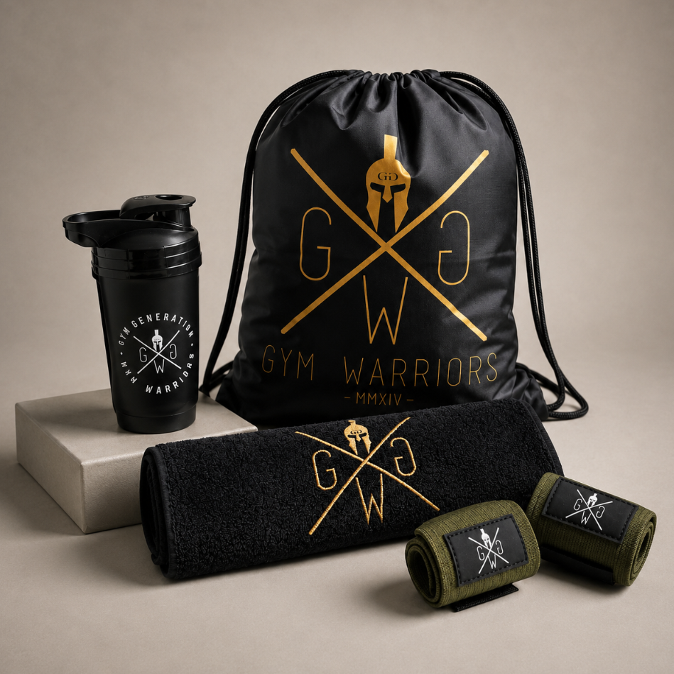Professionelles Studiofoto eines Gym Generation Fitness-Sets mit schwarzem Turnbeutel, Shaker, Handtuch und grünen Handgelenkbandagen – stilvolle Gym Accessoires für Training und Workout.