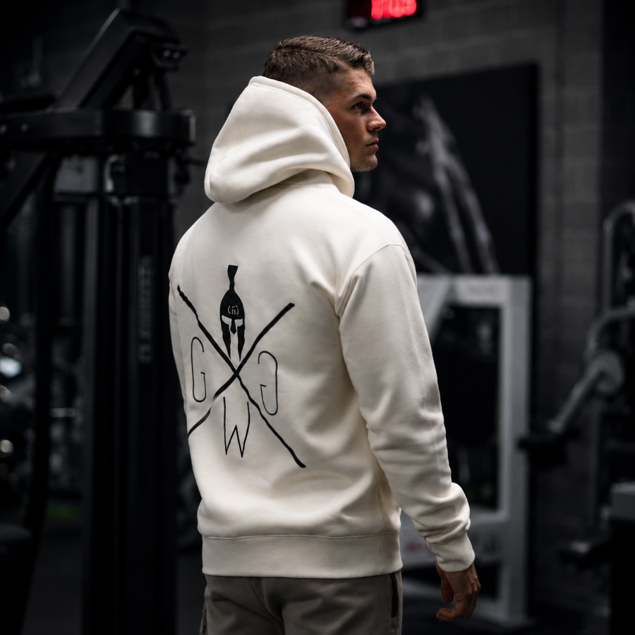 Off-White Gym Generation Hoodie mit grossem Spartaner-Backprint, getragen im Fitnessstudio – sportlicher Herren Hoodie für Gym, Bodybuilding und Streetwear.