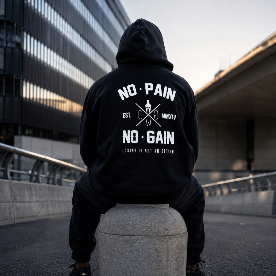 Schwarzer Gym Generation Hoodie mit No Pain No Gain Backprint im urbanen Outdoor-Look – sportlicher Hoodie für Gym, Streetwear und Alltag.