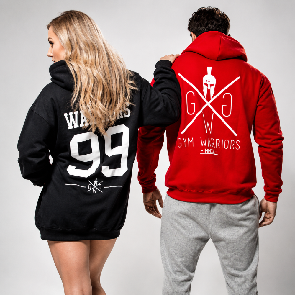 Zwei Models in schwarzen und roten Gym Generation Hoodies mit grossem Backprint im professionellen Studio-Shooting – Oversize Hoodie mit 99 Print und Gym Warriors Hoodie.