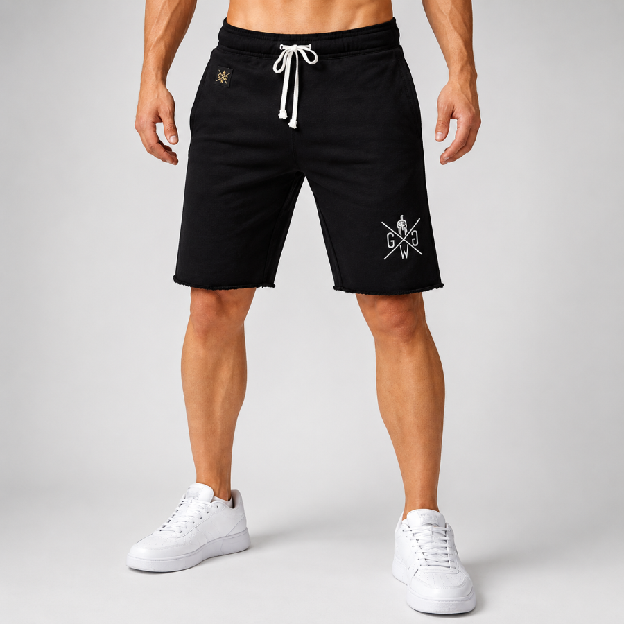 Schwarze Gym Generation Shorts für Herren mit weissem Kordelzug und Logo, getragen im Studio-Shooting – kurze Gym Hose für Training, Fitness und Alltag.