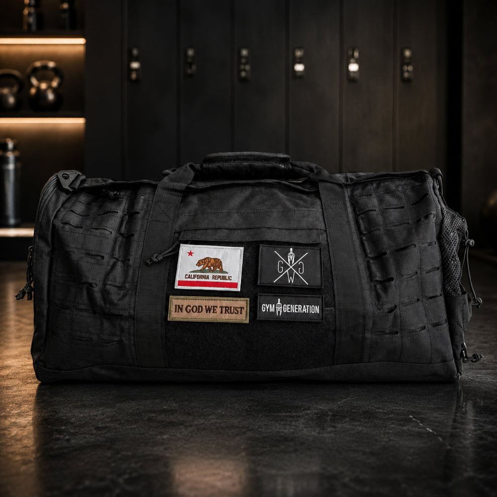 Schwarze Gym Generation Tactical Duffel Bag mit MOLLE-System und Klett-Patches in edler Gym-Umkleide, robuste Sporttasche für Training, Reise und Fitness.