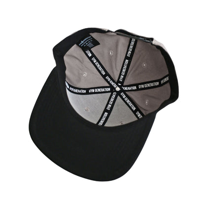 Atmungsaktive graue Snapback Cap mit Logo-Stick
