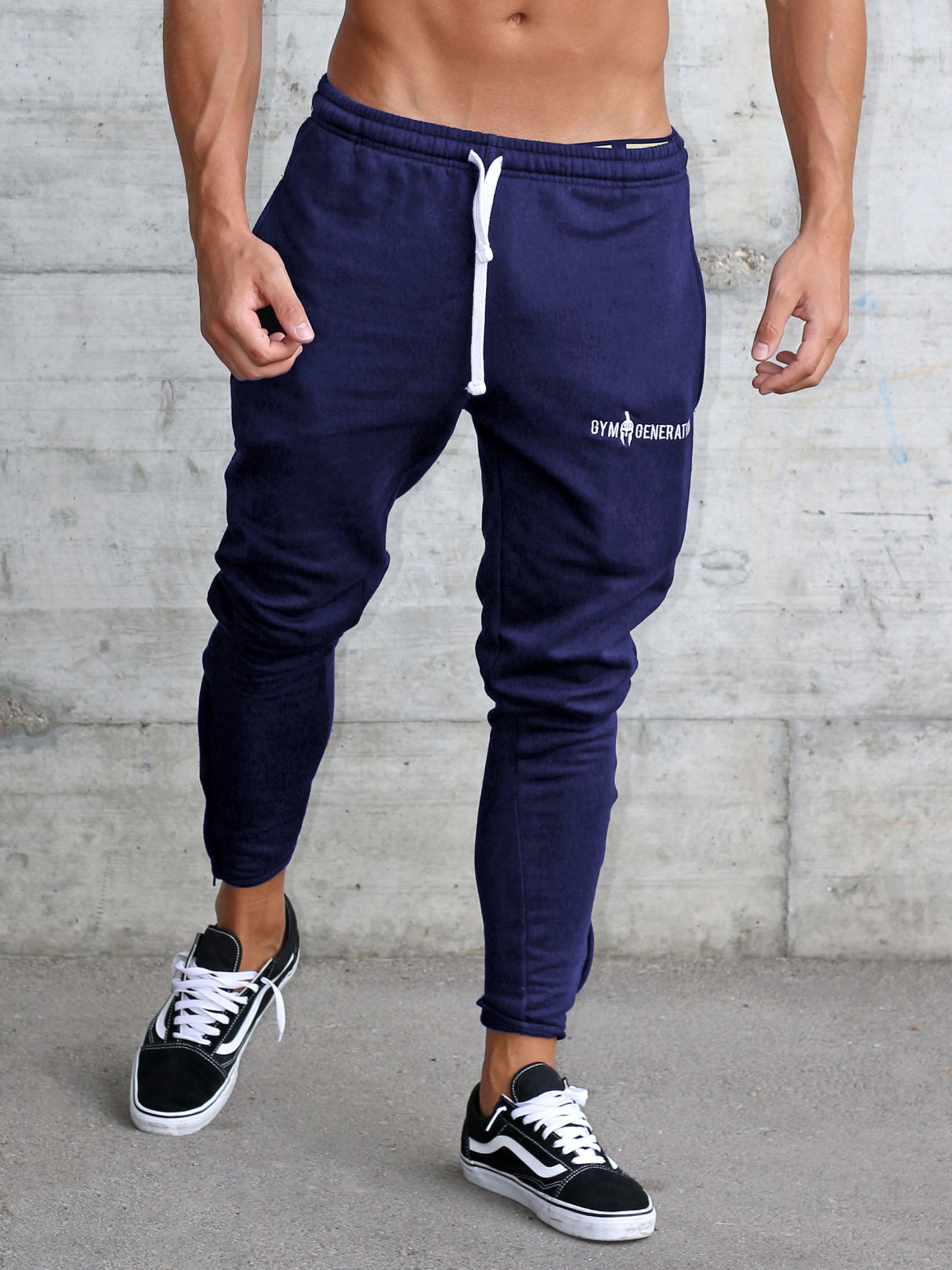 Vielseitige Gym Generation Trainerhose in Navy Blau, passt sich perfekt der Körperform an, erhältlich in verschiedenen Größen.