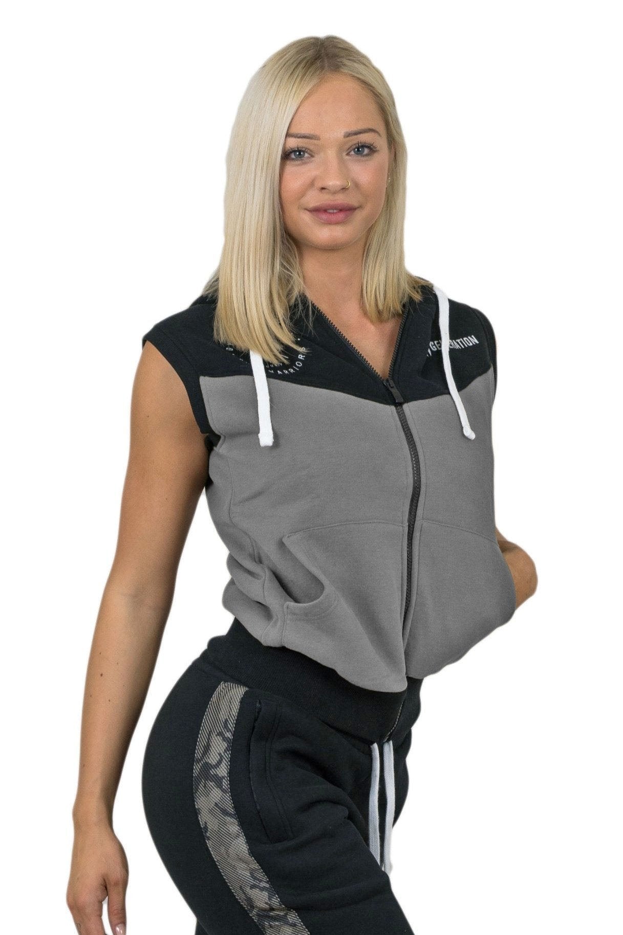 Die Rückansicht eines grauen ärmellosen Gym Hoodies für Damen, die die Passform und die Kapuze zeigt, ideal für das Training im Freien.