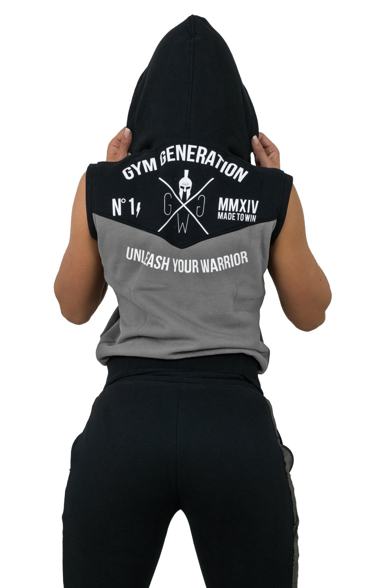 Detailansicht des Materials des grauen ärmellosen Gym Hoodies, das aus einem atmungsaktiven Baumwollmischgewebe besteht und hohen Tragekomfort bietet.