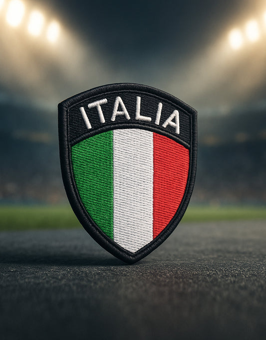 Premium Italien Flagge Patch mit Klett, Italia-Wappen in Tricolore-Farben, hochwertiger Stick mit schwarzem Rahmen, photographiert im Stadion-Look für Fußball-Fans, Supporter und italienische Diaspora.