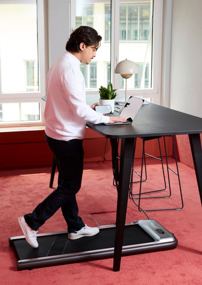 Walking Pad unter Stehpult – Kompaktes und geräuscharmes Walking Pad perfekt unter einem Stehpult im Büro oder Zuhause.