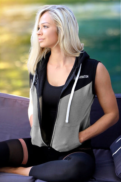 Sport Hoodie Damen in Grau und Schwarz von Gym Generation - Blondes Fitness Model.