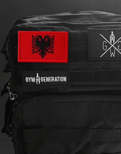 Albanien Flaggen Patch mit Klettverschluss auf schwarzem Tactical-Rucksack – roter Patch mit schwarzem Doppeladler, perfekt für Albaner, Gym-Lifestyle, Outdoor und Military Gear von Gym Generation.