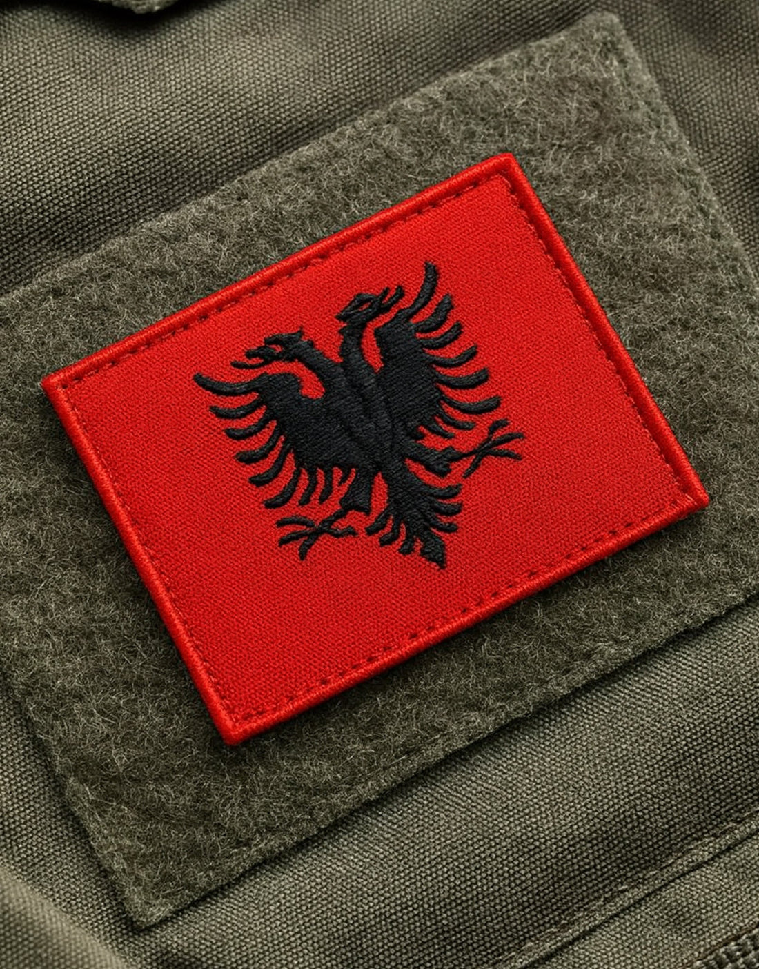 Albanien Flagge Patch mit Klettverschluss, rotes Patch mit schwarzem Doppeladler-Emblem, befestigt auf taktischer Ausrüstung in Olivgrün, Premium-Stick für Rucksack, Outdoor-Gear und albanische Diaspora.