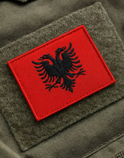 Albanien Flagge Patch mit Klettverschluss, rotes Patch mit schwarzem Doppeladler-Emblem, befestigt auf taktischer Ausrüstung in Olivgrün, Premium-Stick für Rucksack, Outdoor-Gear und albanische Diaspora.