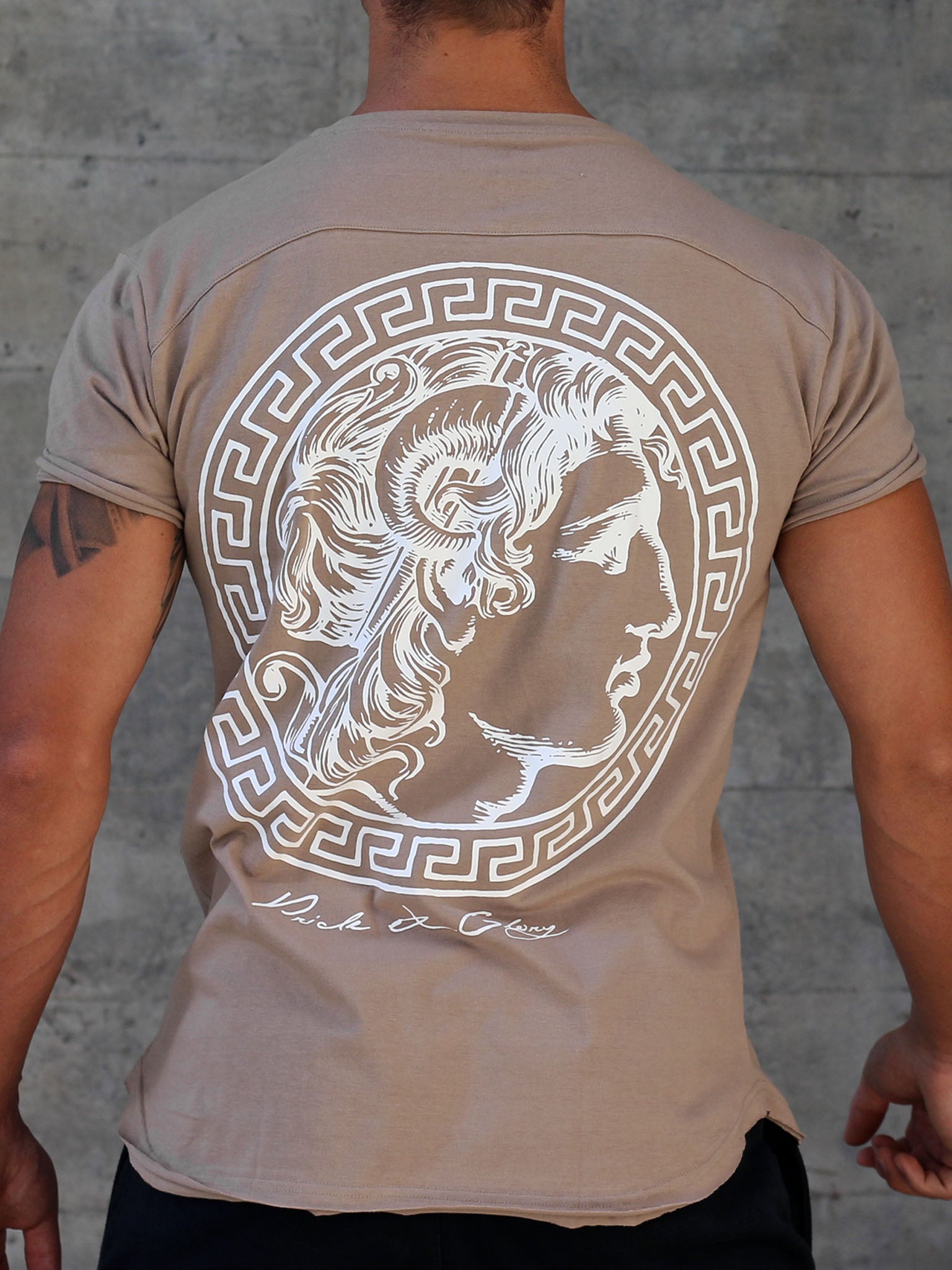 Bequemes beige Herren-T-Shirt aus 100% Baumwolle mit Münz-Print von Alexander dem Großen und Unendlichkeitszeichen.