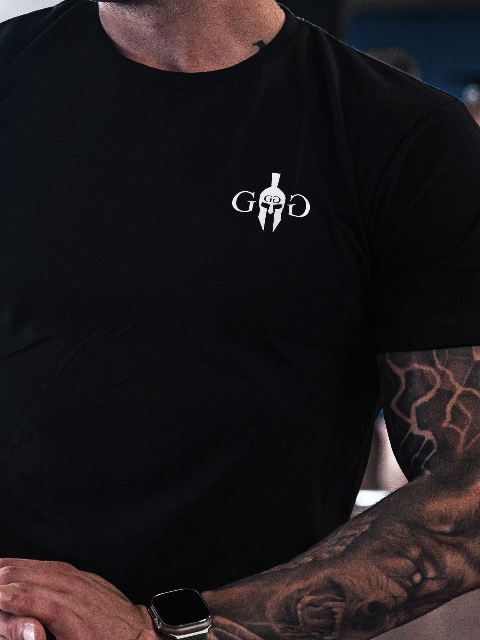 Gym Generation T-Shirt mit einzigartigem Design, symbolisiert Stärke, Ehre und zeitlosen Ruhm.