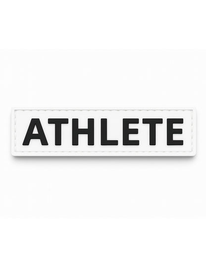 Weißer 3D-Rubber Patch ATHLETE mit schwarzem erhabenem Schriftzug – hochwertiger PVC-Patch mit Klett-Rückseite für Sportbekleidung, Hoodies, Rucksäcke und Trainingstaschen im Gym, CrossFit und Functional Fitness.