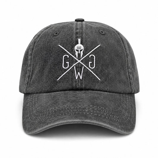 Schwarze Dad Cap California von Gym Generation im Stonewashed-Look mit gesticktem Logo in Weiss auf der Front
