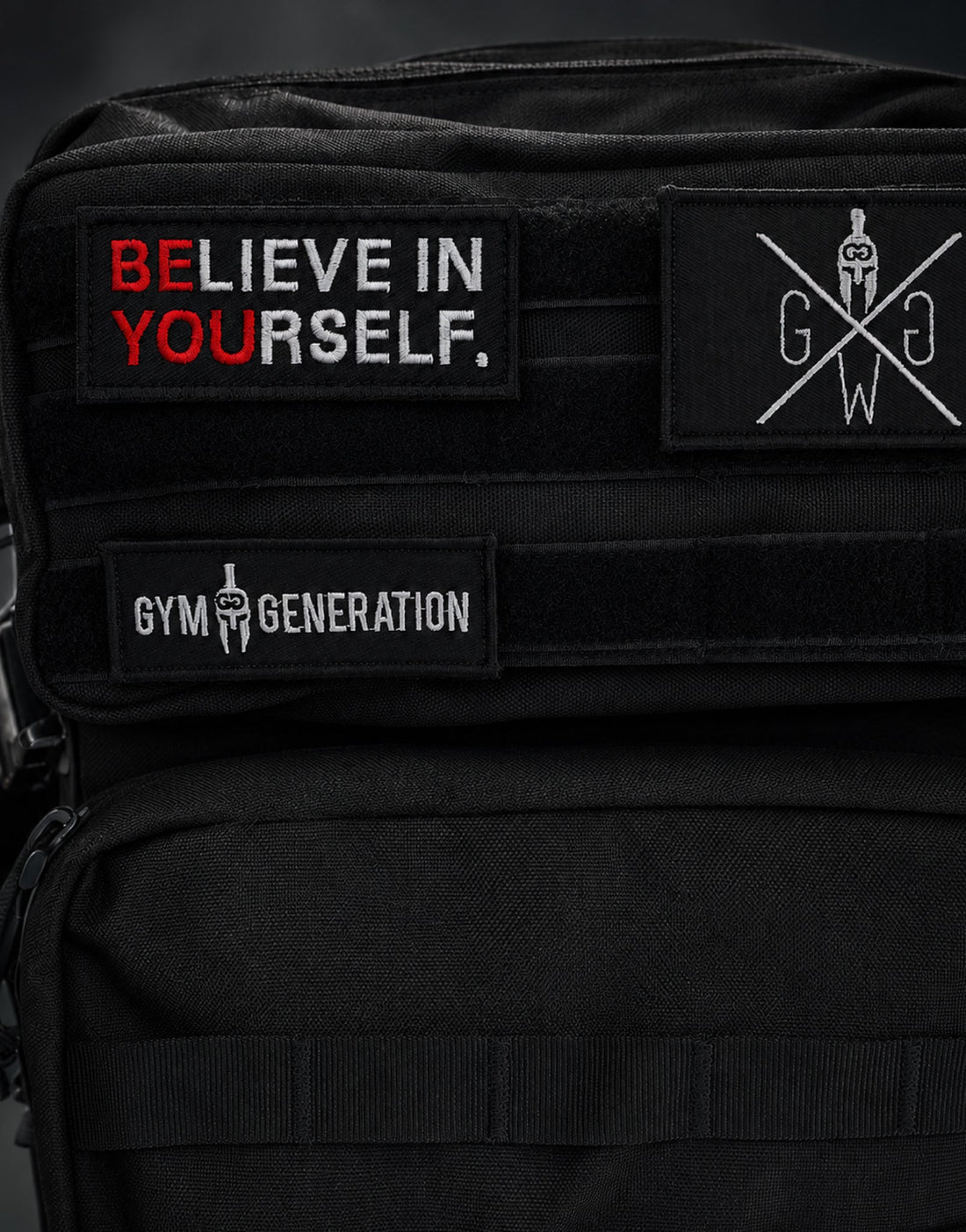 Believe in Yourself Patch am MOLLE-Panel eines schwarzen Rucksacks neben zwei Gym Generation Patches