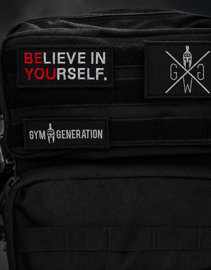 Believe in Yourself Patch am MOLLE-Panel eines schwarzen Rucksacks neben zwei Gym Generation Patches