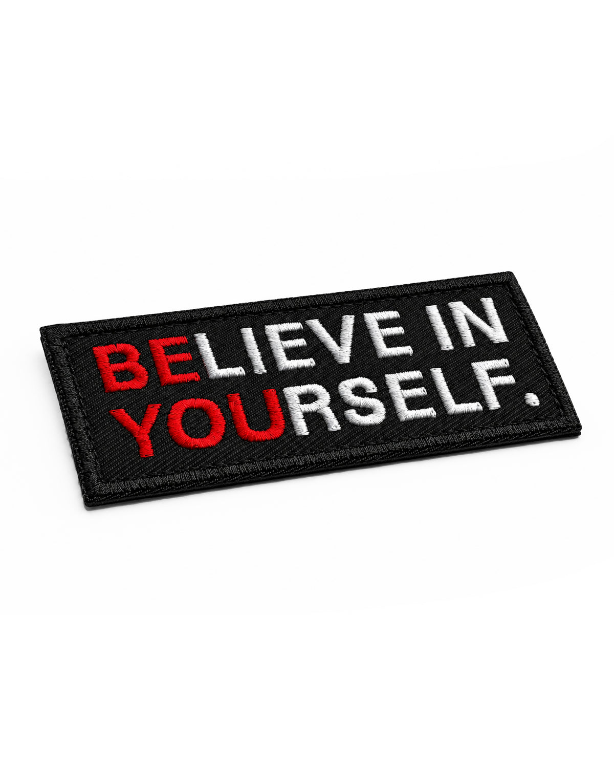 Believe in Yourself Patch in Schrägansicht, gestickte Buchstaben stehen plastisch über dem Gewebe