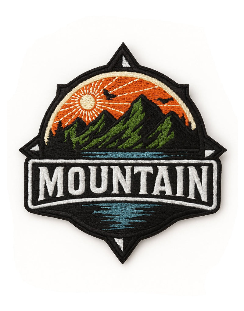 Gestickter Mountain-Patch mit Bergmotiv, Sonnenaufgang und See, hochwertig verarbeitet auf schwarzem Hintergrund. Ideal für Outdoor-, Hiking- oder Adventure-Outfits. Premium-Stickerei mit feinen Details und kräftigen Farben.