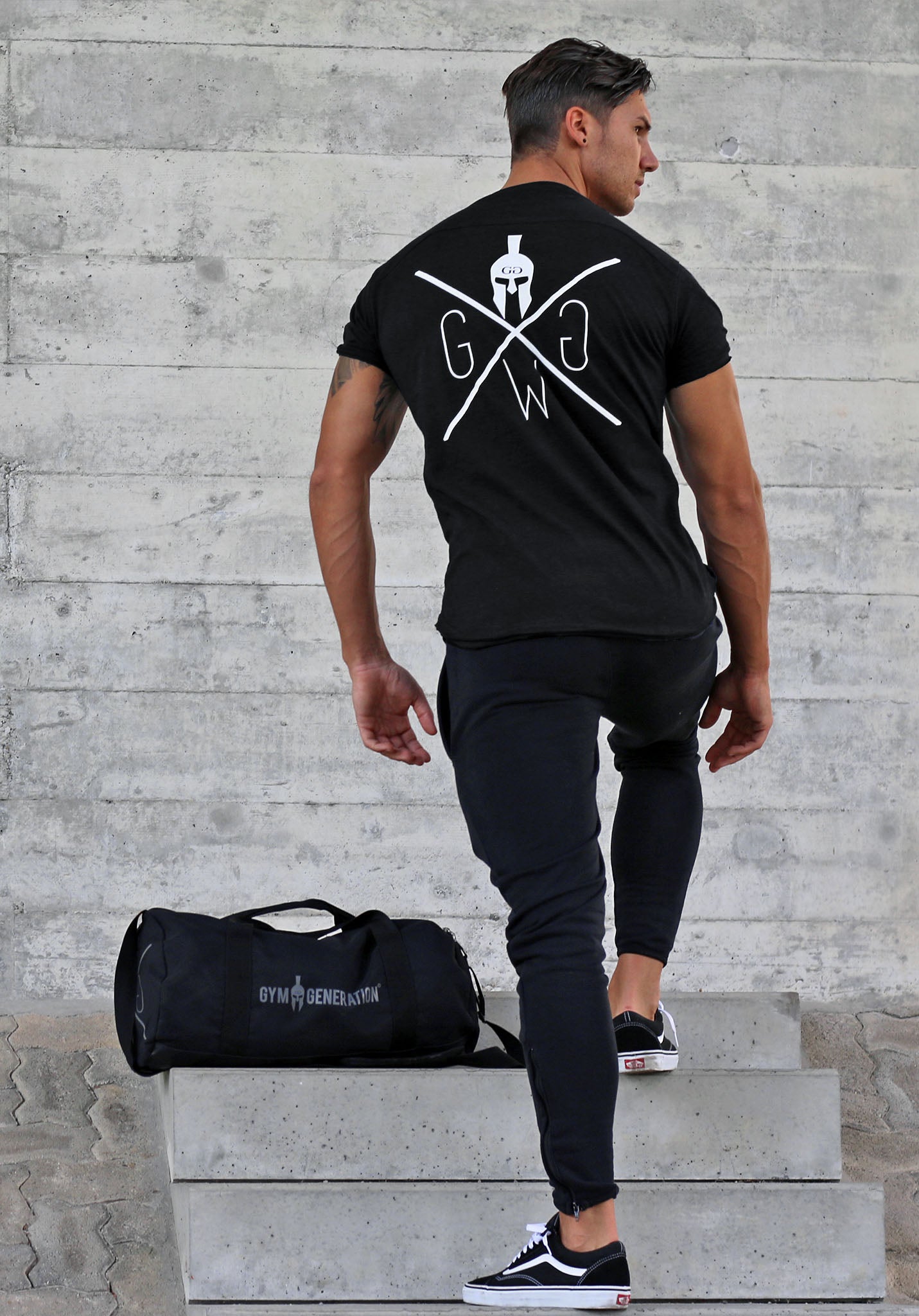 Stilvolles schwarzes Gym T-Shirt aus 100% Baumwolle, ideal für stilbewusste Männer.
