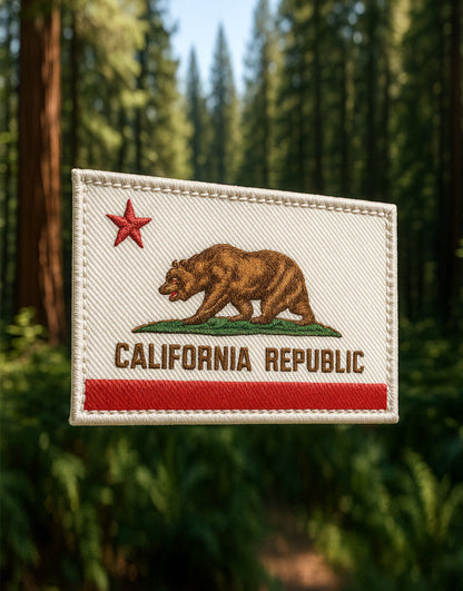 California Republic Patch mit Grizzly Bär – bestickter Aufnäher der Kalifornien Flagge im Wald der Redwoods. USA Wappen Abzeichen mit Klettverschluss für Outdoor, Rucksack, Jacke & Streetwear.