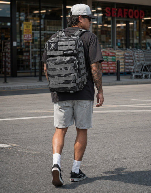 Gym Generation Fitness Rucksack in Grau Camo, getragen von Athlet vor Supermarkt im American Streetstyle mit Patches und MOLLE-System