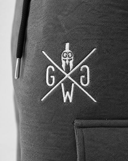 Detailaufnahme der Gym Generation Maverick Cargo Shorts Herren in Anthrazit mit weissem gesticktem Logo