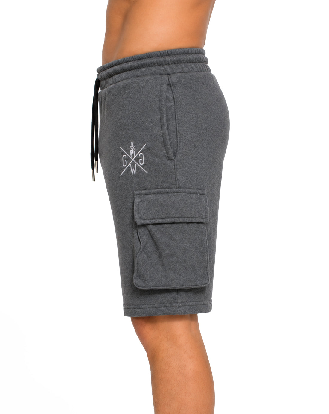 Gym Generation Maverick Cargo Shorts Herren in Anthrazit von der Seite mit aufgesetzter Cargo-Tasche und weissem Sticklogo