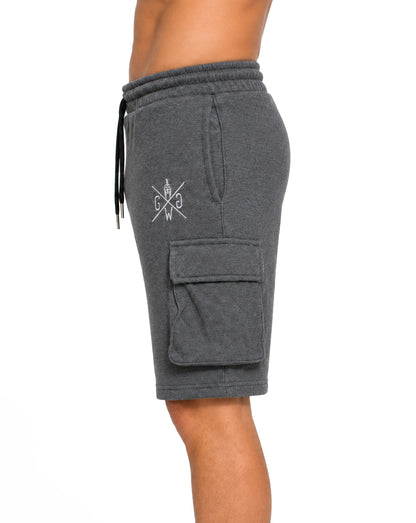 Gym Generation Maverick Cargo Shorts Herren in Anthrazit von der Seite mit aufgesetzter Cargo-Tasche und weissem Sticklogo