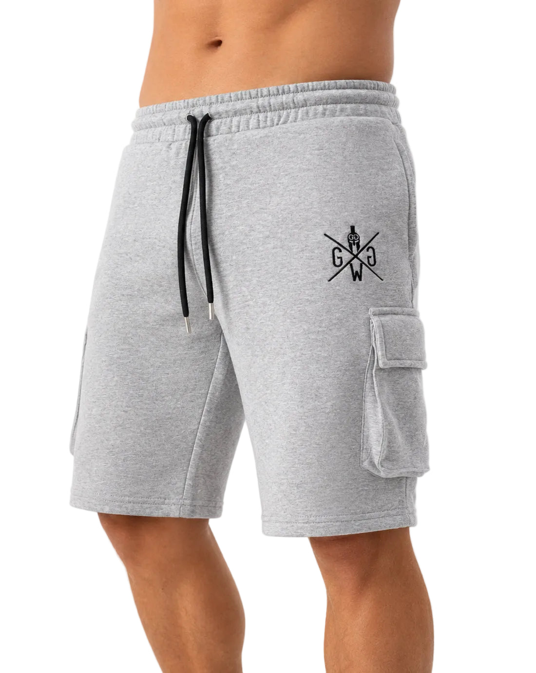 Graue Gym Generation Maverick Cargo Shorts Herren, schräge Frontansicht mit Cargo-Tasche, Kordelzug und gesticktem Logo
