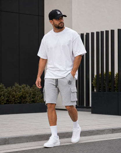 Gym Generation Maverick Cargo Gym Shorts Herren in Grau, getragen von Athlet Outdoor mit weissem Oversized Shirt, Cargo-Taschen, elastischem Bund und gesticktem Logo
