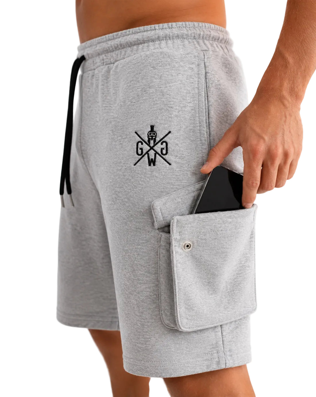 Gym Generation Maverick Cargo Shorts Herren in Grau, Detailansicht der Cargo-Tasche mit Smartphone und gesticktem Logo