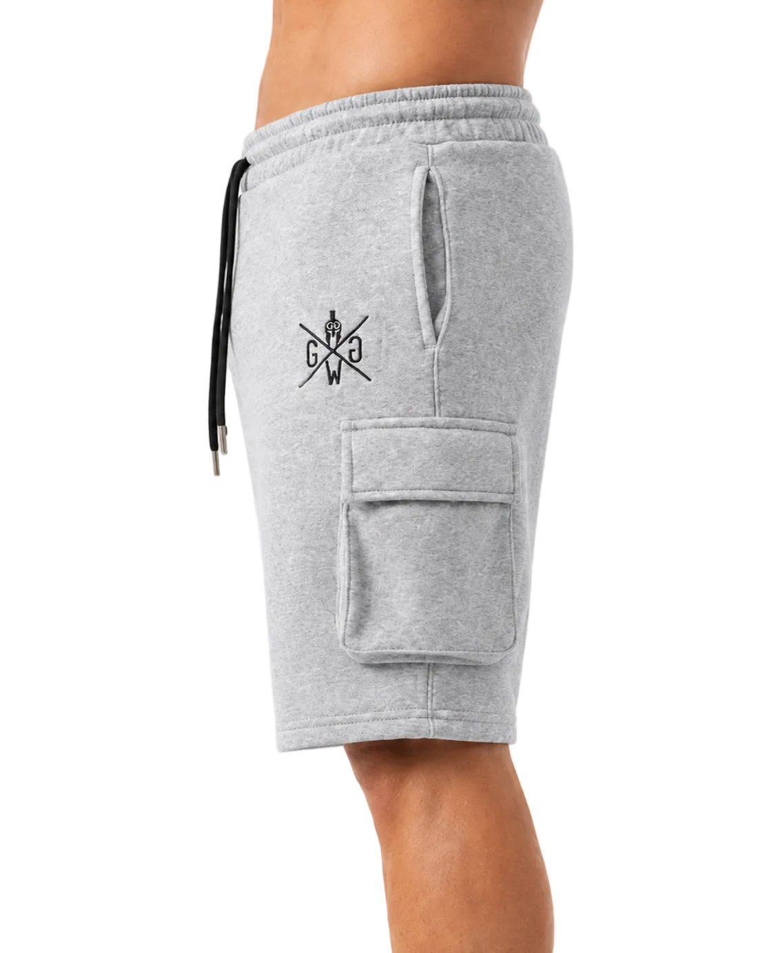 Gym Generation Maverick Cargo Gym Shorts Herren in Grau, Seitenansicht mit Cargo-Tasche, gesticktem Logo und elastischem Bund