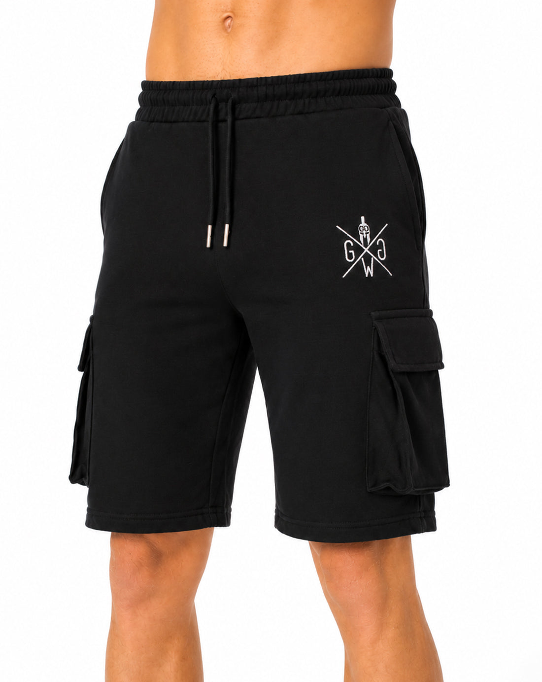 Schwarze Gym Generation Cargo Shorts Herren Maverick, schräge Frontansicht mit Cargo-Taschen, Kordelzug und robustem Gym-Shorts-Design