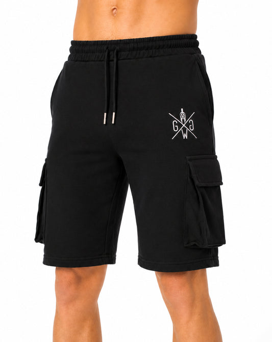 Schwarze Gym Generation Cargo Shorts Herren Maverick, schräge Frontansicht mit Cargo-Taschen, Kordelzug und robustem Gym-Shorts-Design