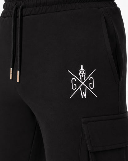 Gym Generation Maverick Cargo Gym Shorts Herren in Schwarz, Detailansicht mit gesticktem Logo, elastischem Bund und Kordelzug