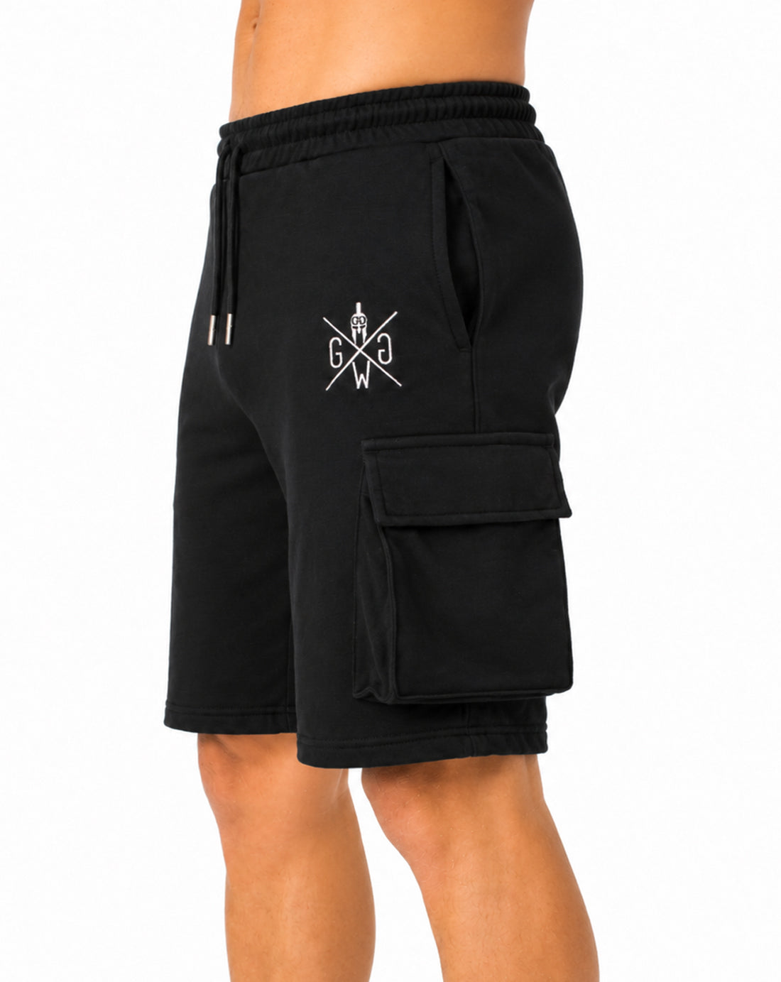 Gym Generation Maverick Cargo Gym Shorts Herren in Schwarz, Seitenansicht mit Cargo-Tasche, Logo-Stickerei und elastischem Bund