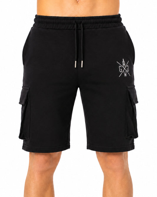 Gym Generation Maverick Cargo Shorts Herren in Schwarz, Frontansicht mit elastischem Bund, Kordelzug, Cargo-Taschen und gesticktem Logo