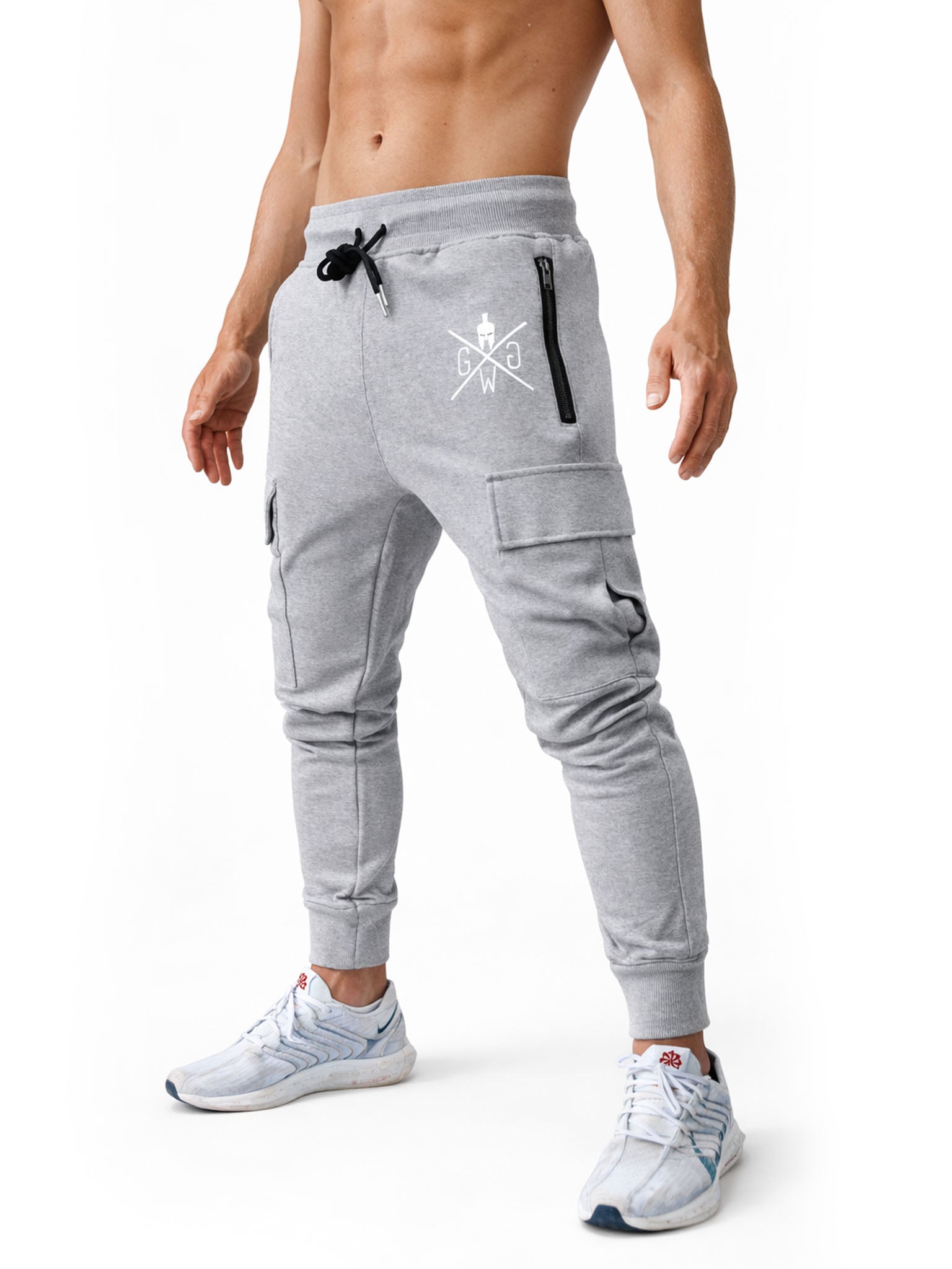 Cargo Trainerhose Herren Grau von Gym Generation – seitliche Modellansicht mit Cargo-Taschen, Reissverschlussdetail und sportlicher Loose-Fit Passform