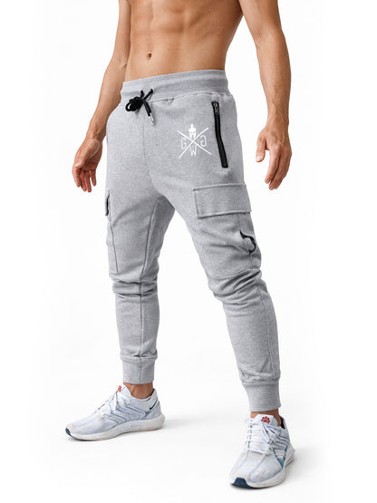 Cargo Trainerhose Herren Grau von Gym Generation – seitliche Modellansicht mit Cargo-Taschen, Reissverschlussdetail und sportlicher Loose-Fit Passform