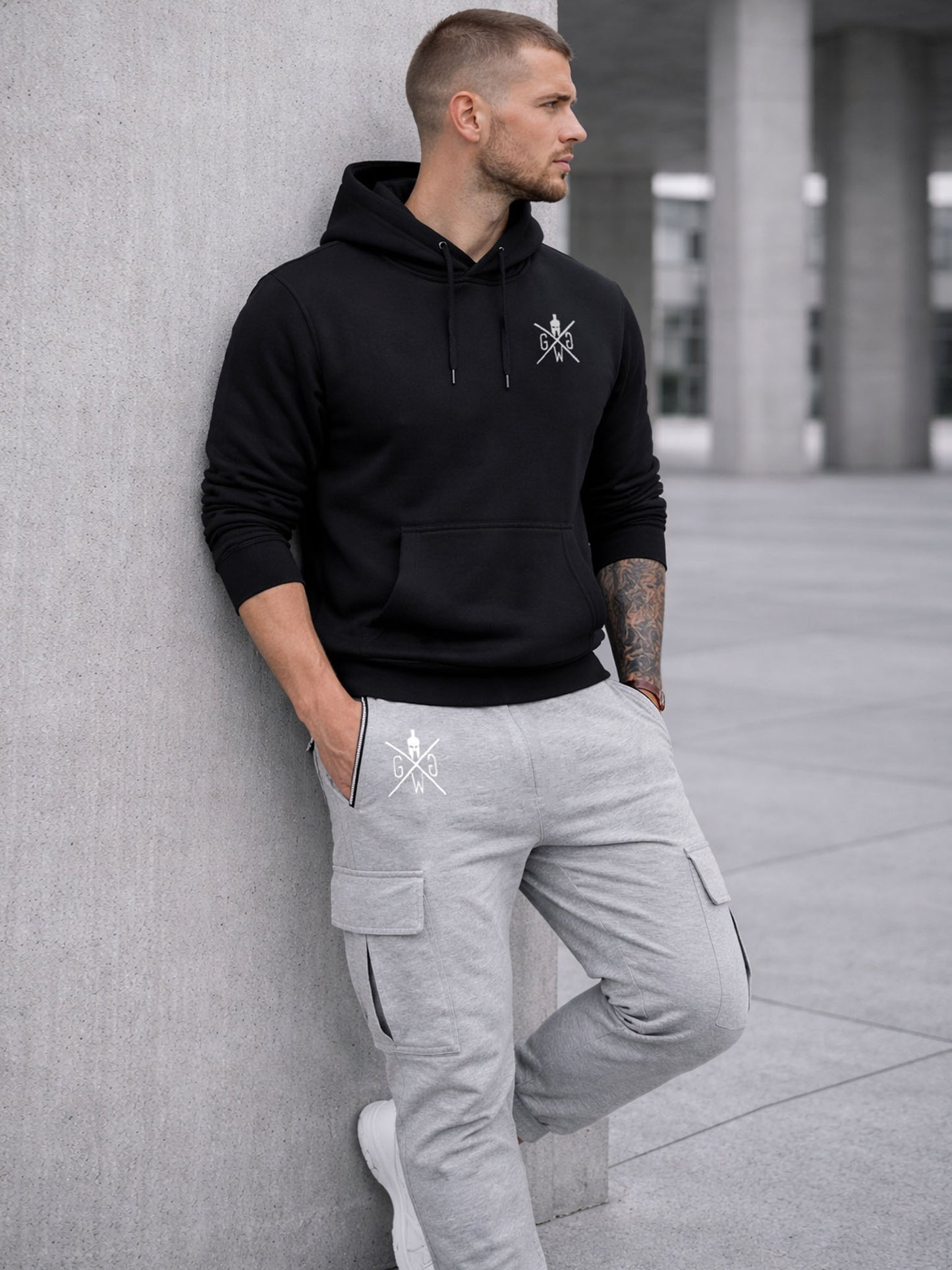 Graue Herren Cargo Trainingshose von Gym Generation im Streetstyle Look mit Reissverschluss-Taschen, Slim-Fit Passform und sportlichem Premium Design