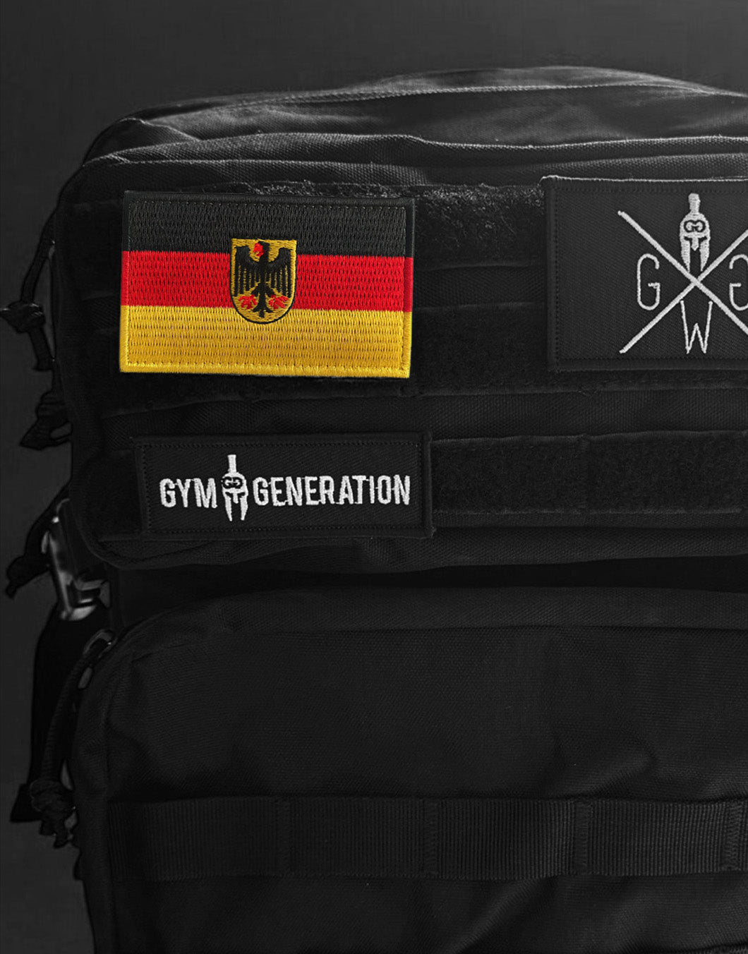 Deutschland Flagge Patch mit Klettverschluss, gestickt in Schwarz-Rot-Gold mit Bundesadler-Wappen, freigestellt auf hellem Hintergrund, Premium Patch für Rucksäcke, Tactical Gear, Jacken und Team-Equipment.
