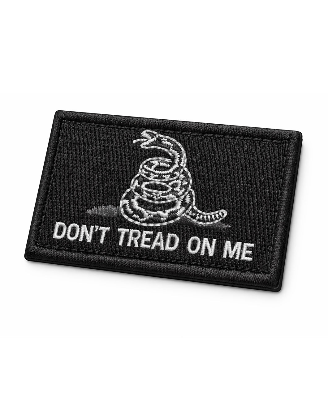 Schwarzer bestickter Patch mit Schlange und Schriftzug „Don’t Tread on Me“, rechteckige Stoffabzeichen-Detailaufnahme.