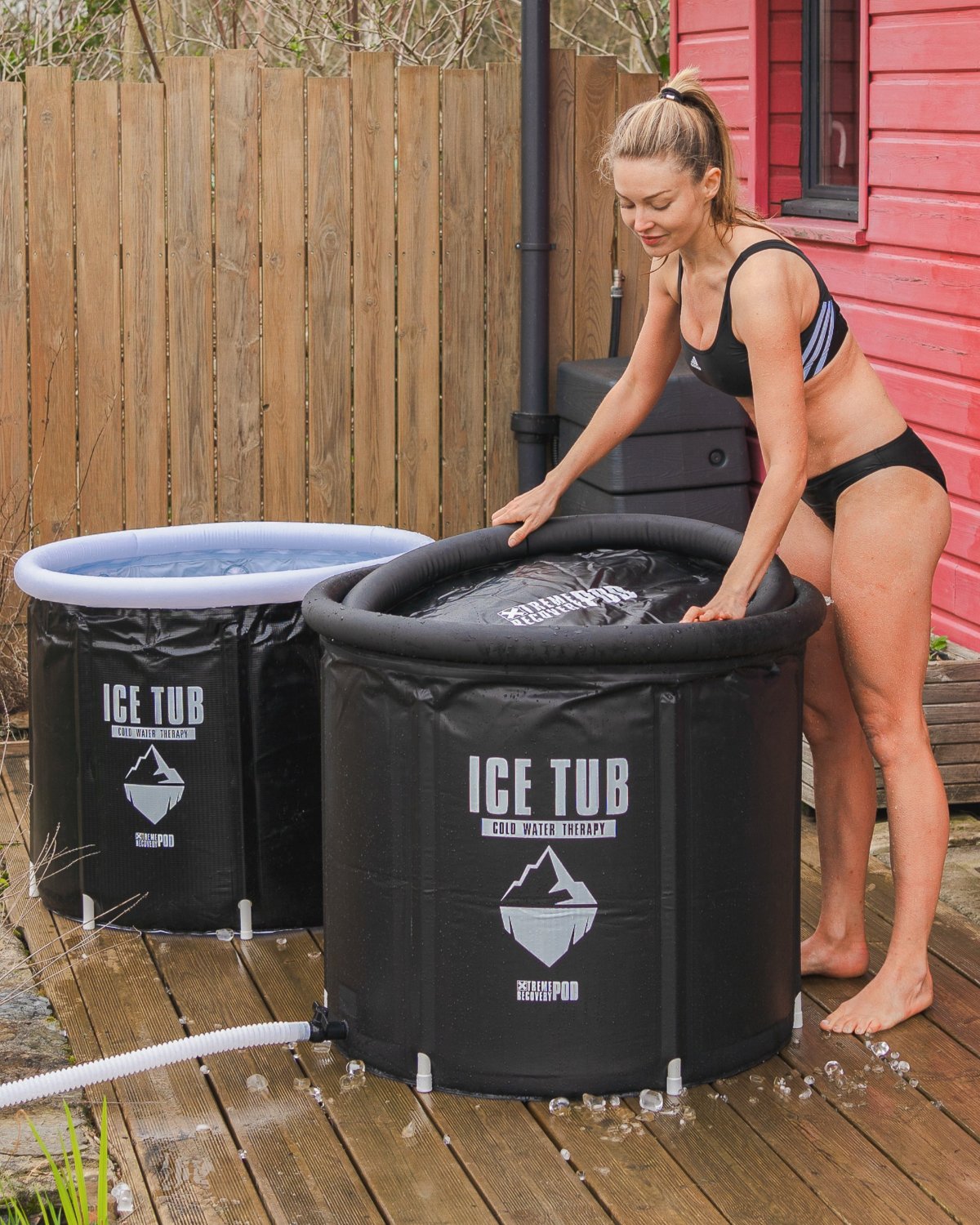 Zwei Eistonnen mit Abdeckungen im Garten, ideal für Kältetherapie und Regeneration zu Hause. Perfekt für Käufer, die verschiedene Eisbad-Optionen vergleichen möchten