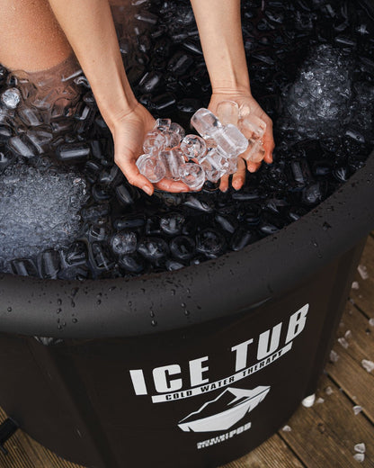 Nahaufnahme von Eiswürfel in einem Eisbad mit der Aufschrift "Ice Tub" - ideal für Kaeltetherapie und Regeneration zu Hause.